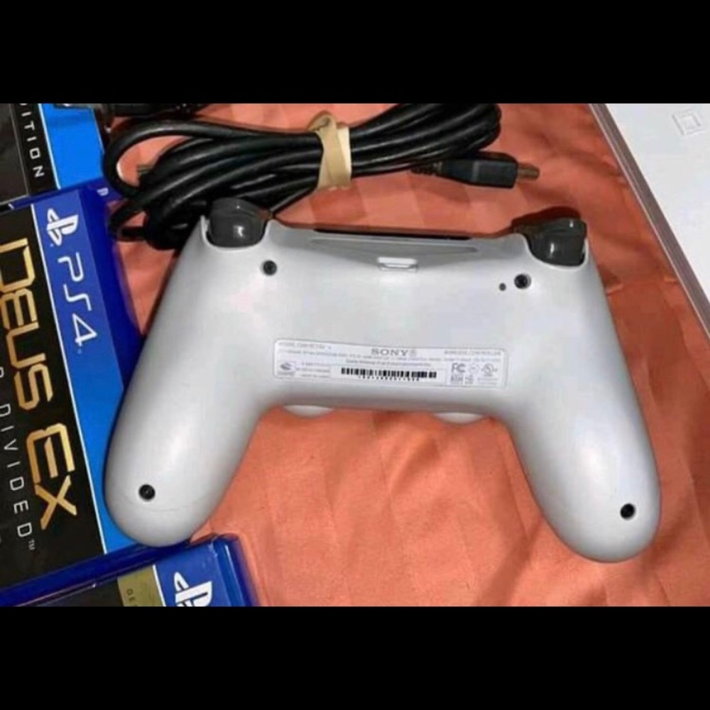 PS4 - Picture 2 of 3